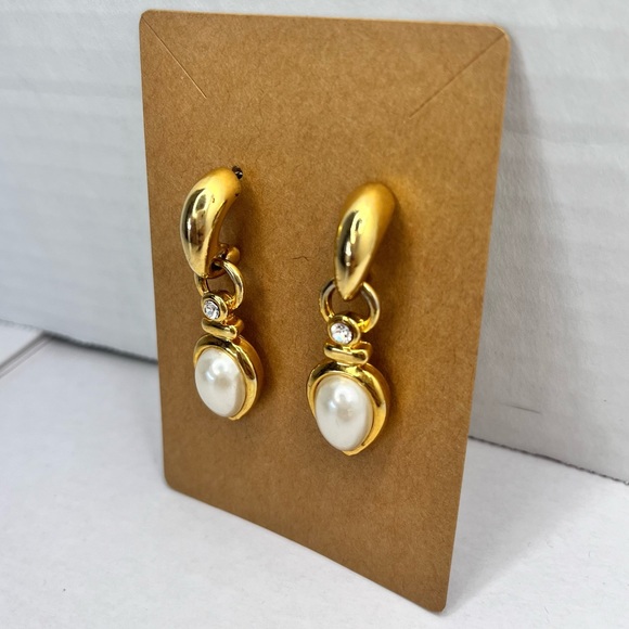 SOLD!! 🧾🍒VINTAGE CHUNKY HOOP EARRINGS TEARDROP FAUX PEARL DANGLE GOLD TONE - Picture 6 of 7